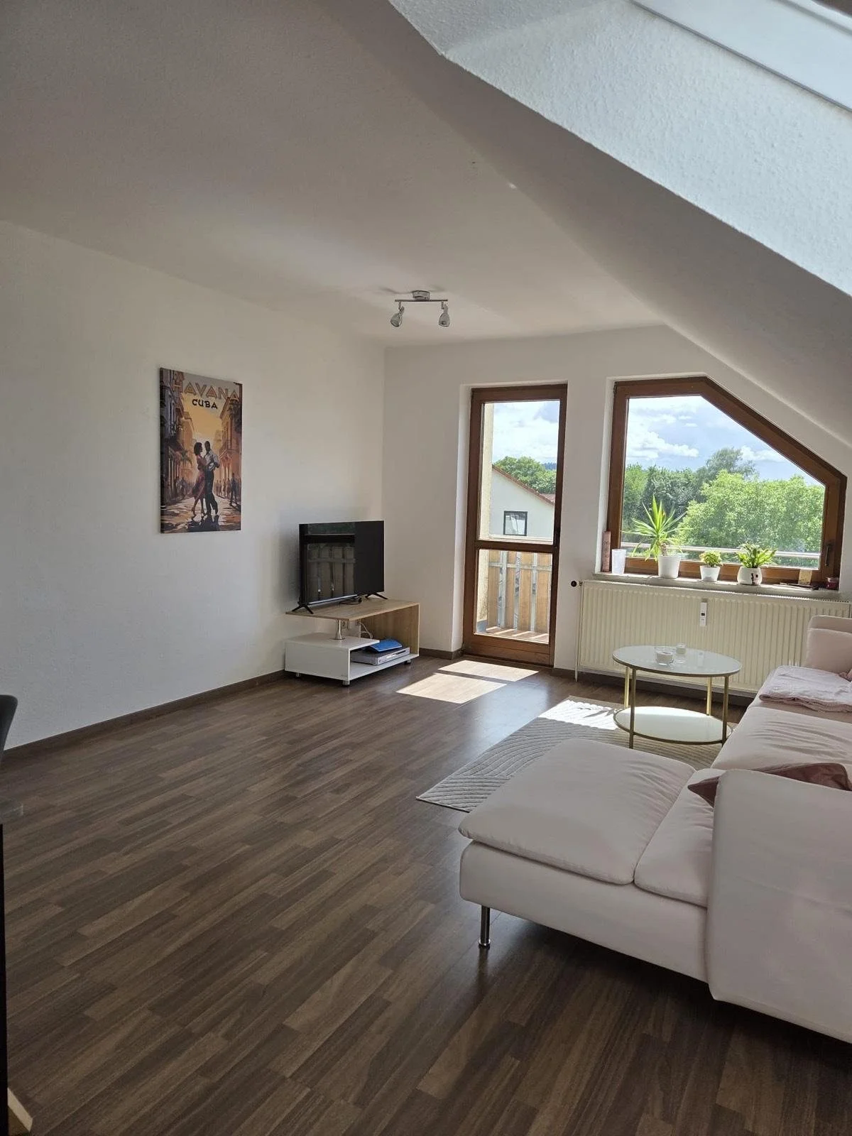 Bahar Abraham Immobilien, 3-Zimmer-Dachgeschosswohnung Bebra, Wohnzimmer mit Dachschräge