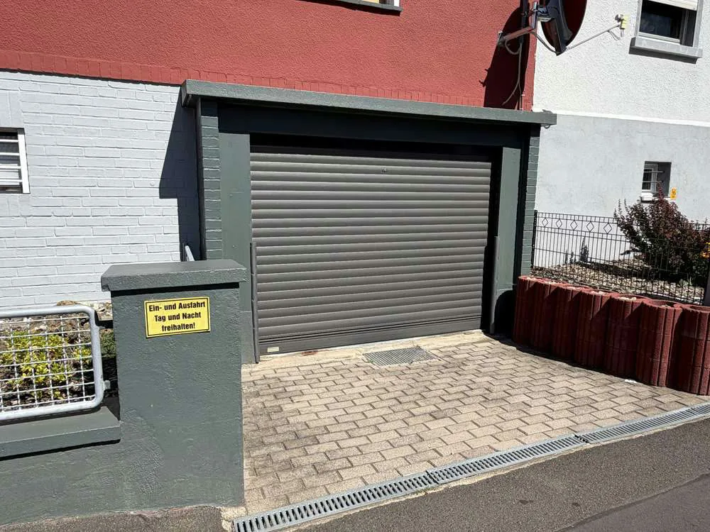 Doppelhaushälfte in Bebra - Einfahrt mit Garage