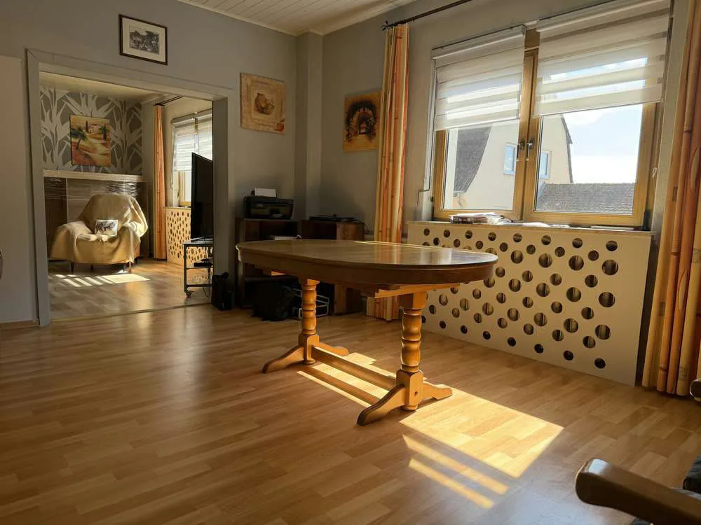 Doppelhaushälfte in Bebra - Esszimmer mit Blick in den Garten