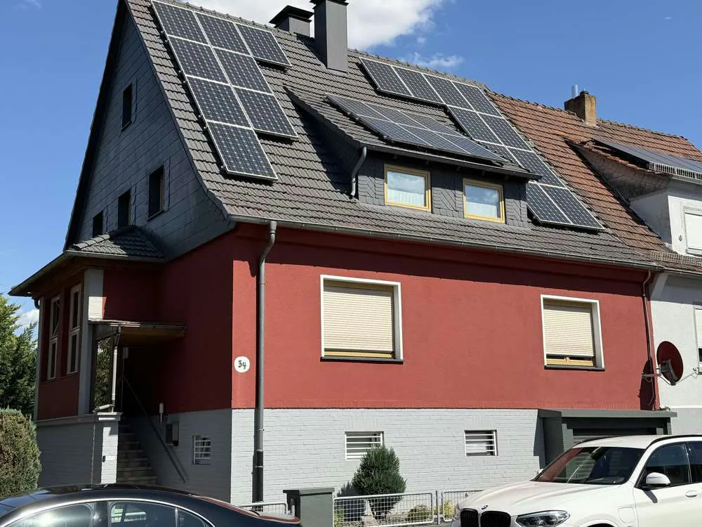 Doppelhaushälfte in Bebra - Außenansicht mit Photovoltaikanlage