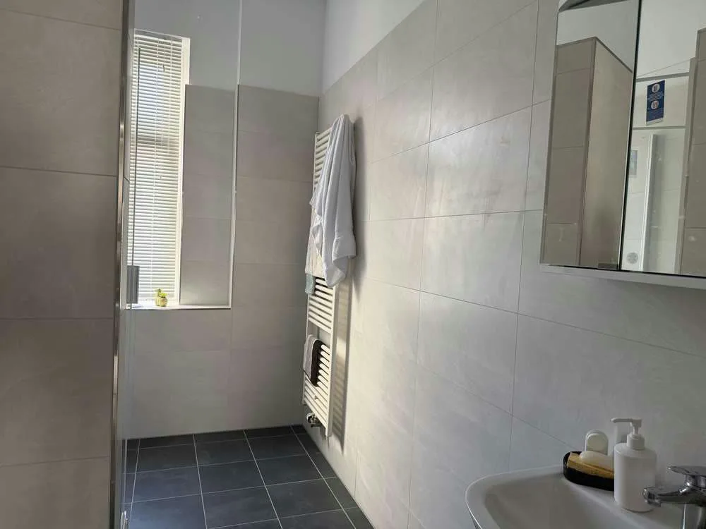 Mehrfamilienhaus in Eisenach - Badezimmer mit Dusche und Handtuchheizkörper