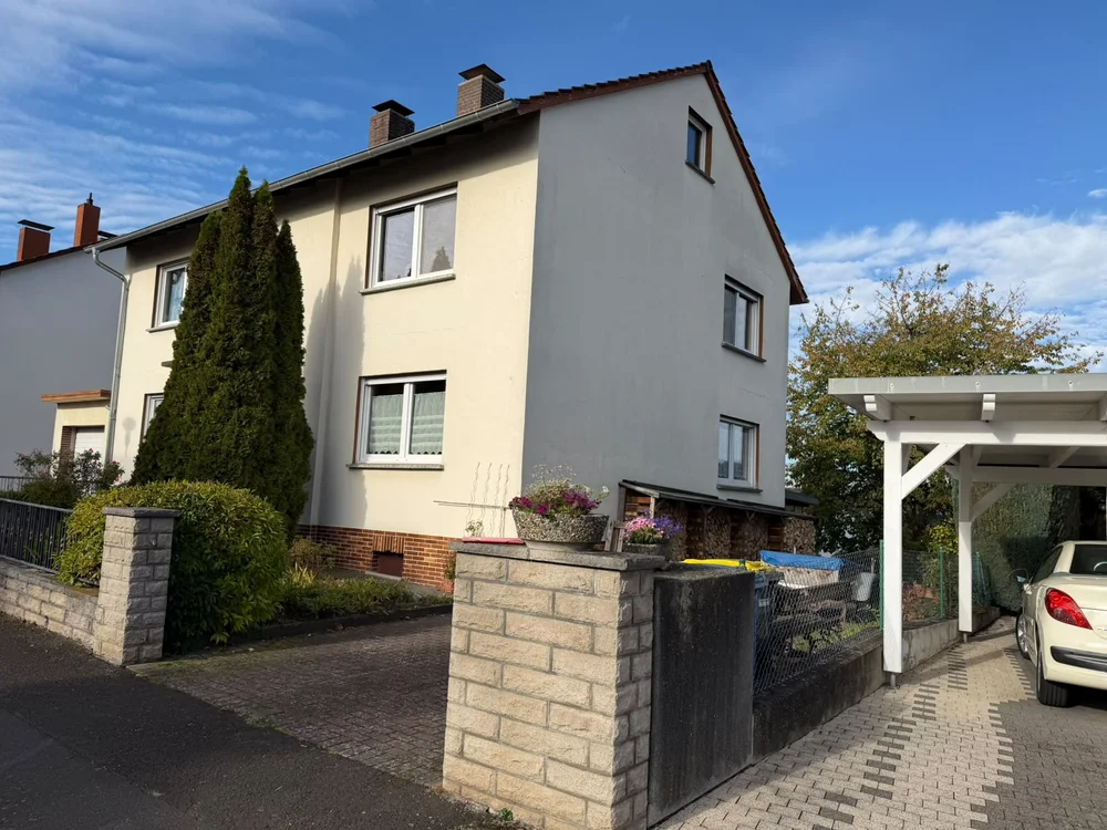 Zweifamilienhaus in Bebra – Seitenansicht mit Einfahrt und Carport